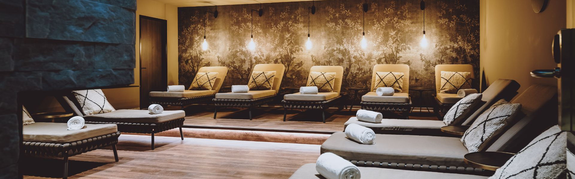 Relaxliegen im Wellnessbereich des Hotel Glemm in Hinterglemm